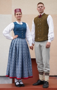 Divi jaunieši tautastērpos