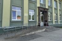 Krāslavas novada pašvaldības ēkas ieeja ar uzbrauktuvi un kāpnēm
