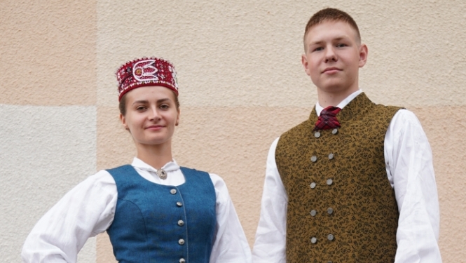 Divi jaunieši tautastērpos