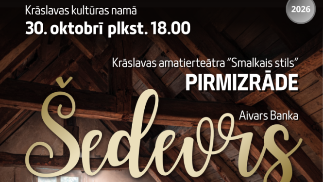 Tumša bēniņu telpa ar koka sijām, loga gaismu, vecu velosipēdu. Pasākuma afiša