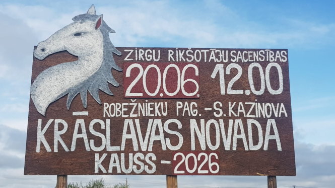 Koka ceļmalas plakāts ar baltu zirga galvas attēlu un informāciju par rikšotāju sacensībām.