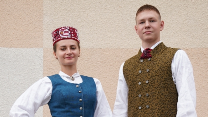 Divi jaunieši tautastērpos