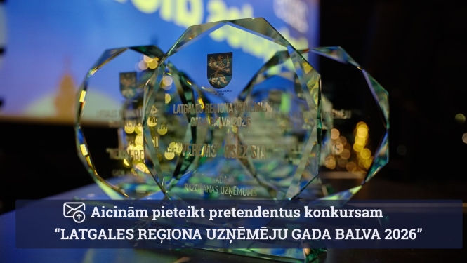 Stikla balvas uz galda. Aicinājums pieteikt pretendentus konkursam.