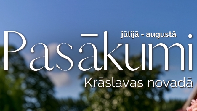 Ziedošas rozā hortenzijas uz lauku mājas fona. Pasākuma afiša