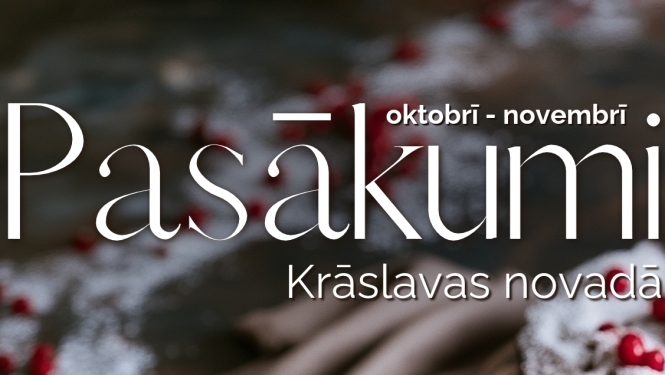 Ogu kūka ar pūdercukuru, tēja un ziedu raksta tējkanna uz tumša galda. Pasākuma afiša