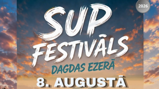 Cilvēki uz SUP dēļiem uz ezera, saulrietā. Pasākuma afiša