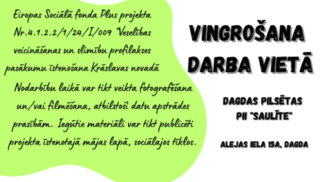 Vīrietis ar rokām pastiepjas sēžot savā darba vietā. Vingrošanas darba vietā afiša.