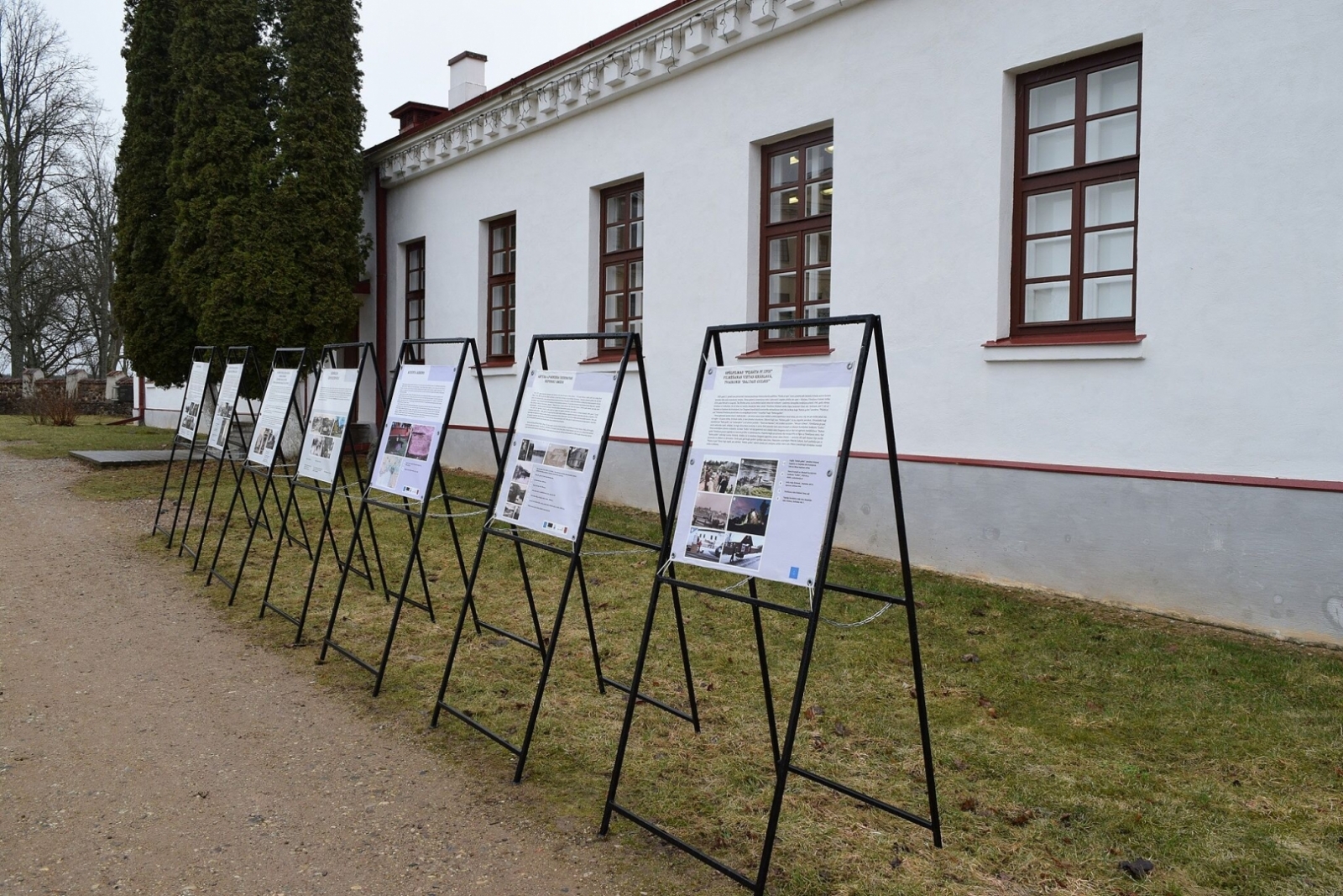 Plakāti pie Krāslavas Vēstures un mākslas muzeja