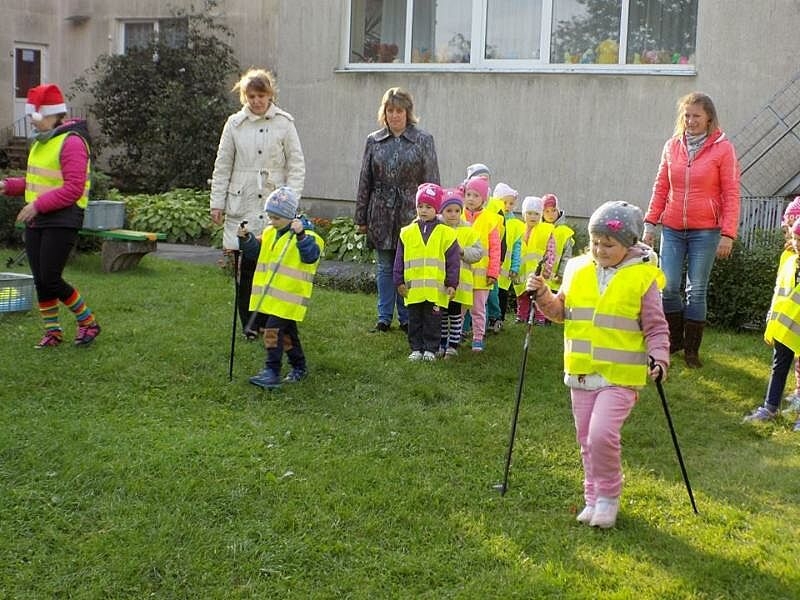 Bērni, skolotāju pieskatīti, nūjo