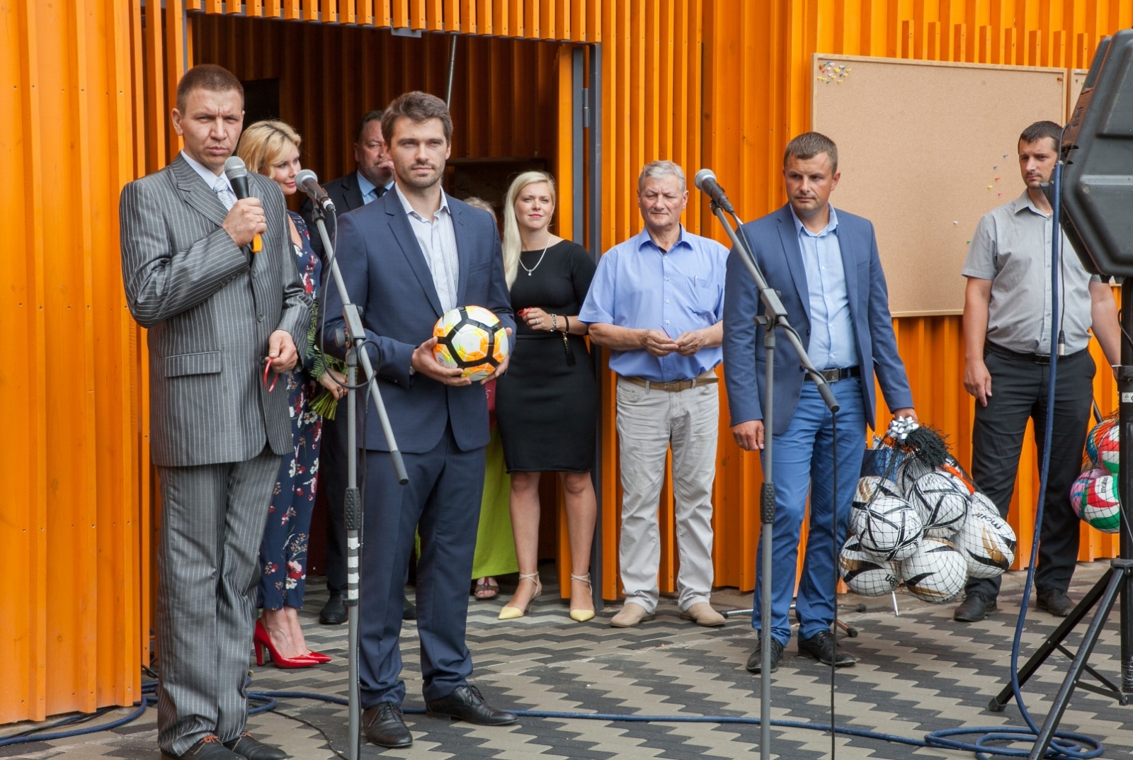 A/S “RERE Grupa” pārstāvji uzrunā cilvēkus