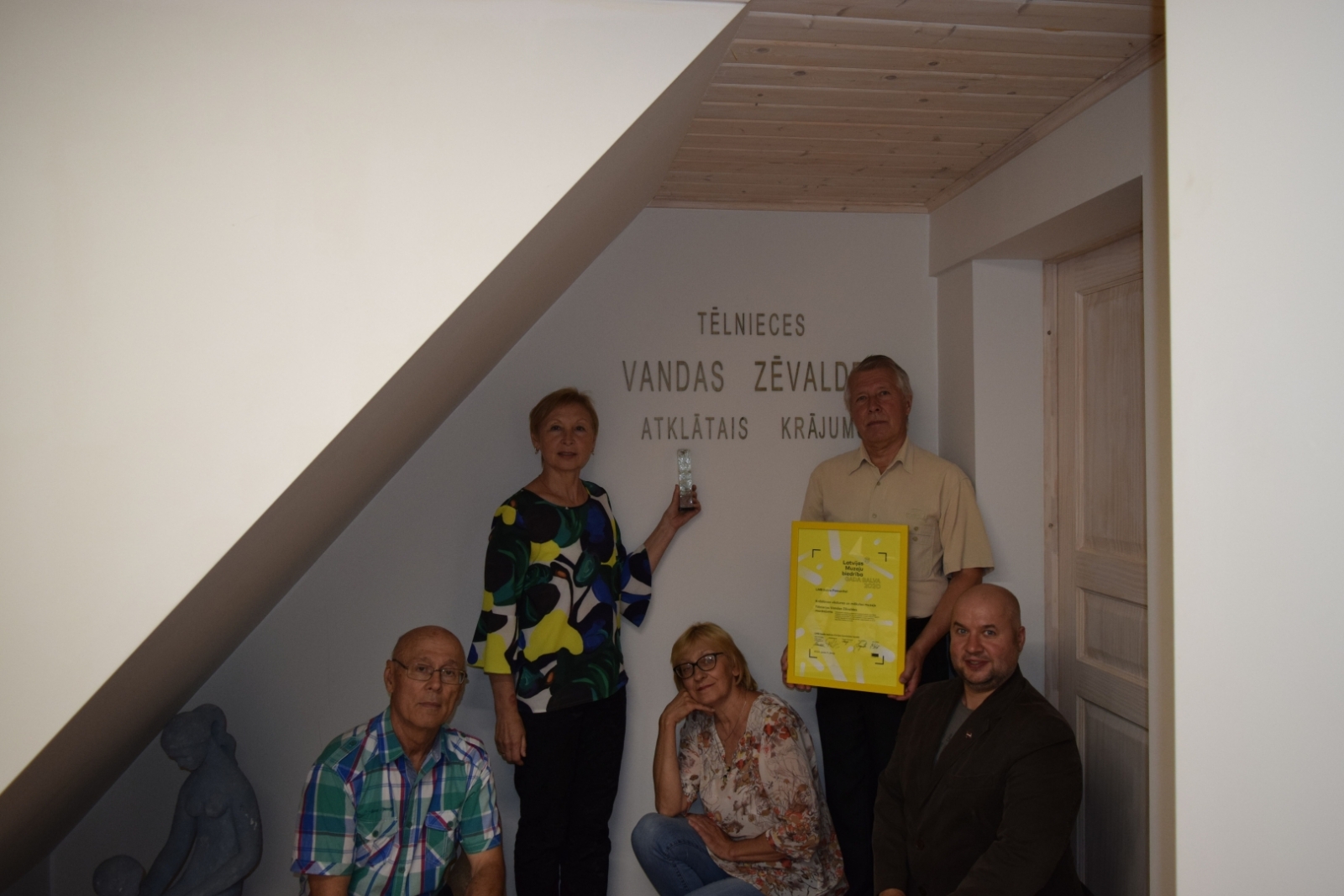 Krāslavas Vēstures un mākslas muzeja darbinieki kopā ar balvu