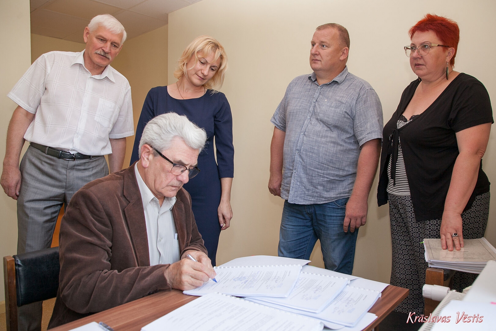 Aleksandrs Jevtušoks paraksta projekta līgumu