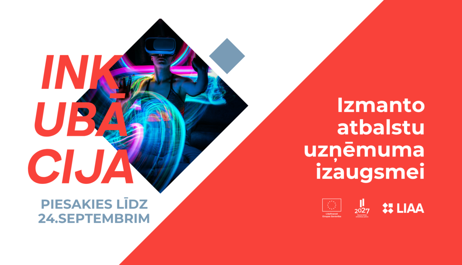 Sieviete sēž uz dīvāna virtuālās realitātes brillēs. Programmas vizuālis