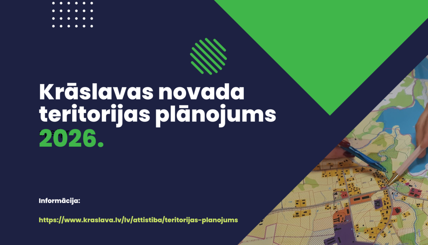 Cilvēki strādā ar karti. Krāslavas novada teritorijas plānojuma izstrādes publicitātes attēls.