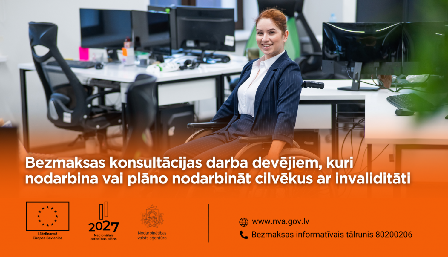 Smaidīga sieviete uzvalkā sēž ratiņkrēslā, atrodoties ofisā. Konsultāciju vizuālis