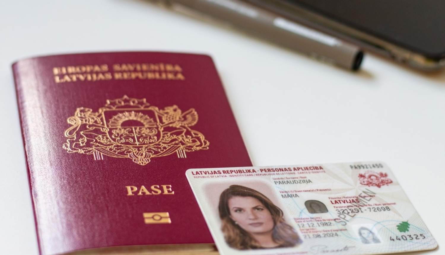 Pase un ID karte uz galda