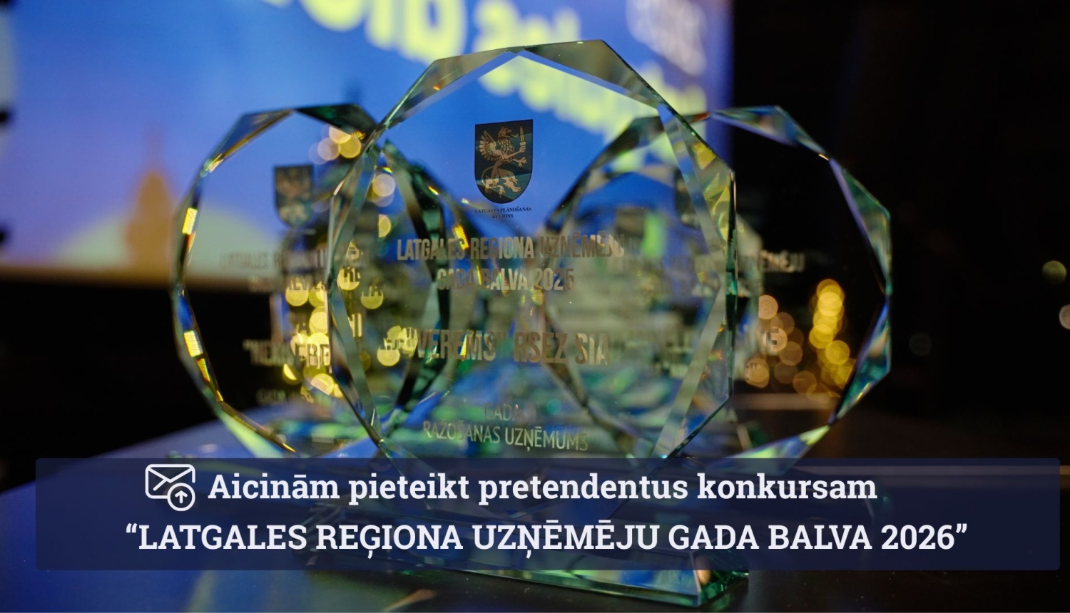 Stikla balvas uz galda. Aicinājums pieteikt pretendentus konkursam.