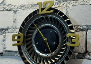 Industriāla stila sienas pulkstenis no auto turbīnas detaļas ar zelta cipariem