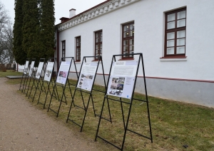 Plakāti pie Krāslavas Vēstures un mākslas muzeja