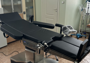Ķirurģijas kabinets ar operāciju galdu un medicīnisko aprīkojumu