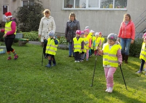 Bērni, skolotāju pieskatīti, nūjo