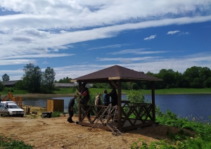 Strādnieki būvē koka lapeni