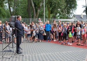 Gunārs Upenieks uzrunā uz Krāslavas pils parka stadiona atklāšanu atnākušos cilvēkus
