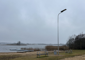 zermala ar laipu un laternu – pludmales zona pie ezera ar peldošo laipu, laternu un soliņiem