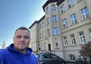 Aivars pie trīsstāvu ēkas
