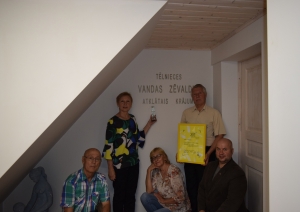 Krāslavas Vēstures un mākslas muzeja darbinieki kopā ar balvu