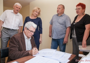 Aleksandrs Jevtušoks paraksta projekta līgumu