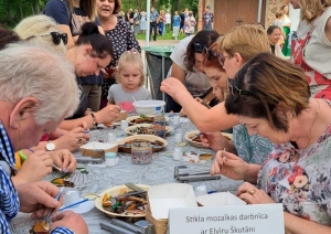 Cilvēki nodarbojas stikla mozaīkas meisterklasē