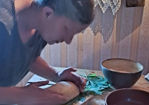 Sievete formē maizes kukuli uz virtuves galda