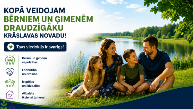 Ģimene ar diviem bērniem saulainā dienā atpūšas pie ezera