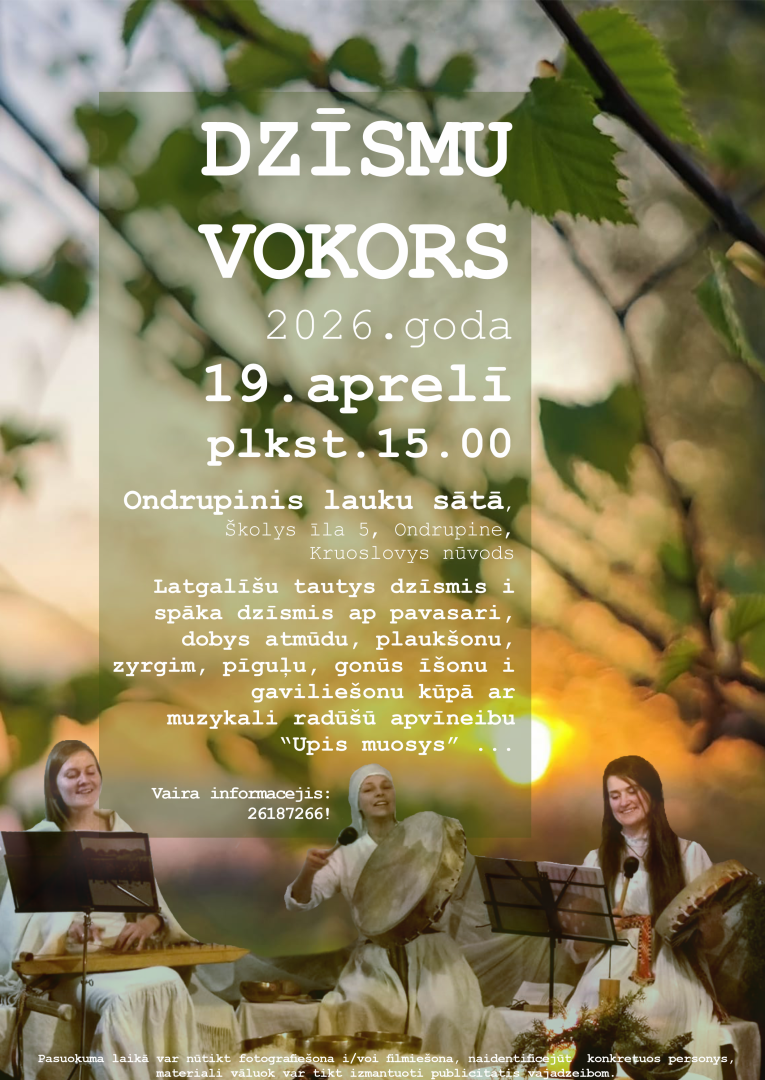 Pavasarīga daba, trīs muzikanti baltos tērpos ar instrumentiem. Pasākuma afiša.