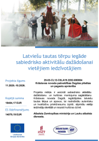 Cilvēku grupa latviešu tautastērpos stāv meža ielokā miglā. Projekta publicitātes plakāts.