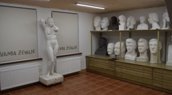 Vandas Zēvaldes veidotas cilvēku skulptūras