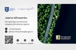 Vizītkarte ar Jeļenas Mihasenko (Latgales plānošanas reģiona remigrācijas koordinatores) kontaktinformāciju, QR kodu un fonā aerofoto ar ceļu un kokiem.