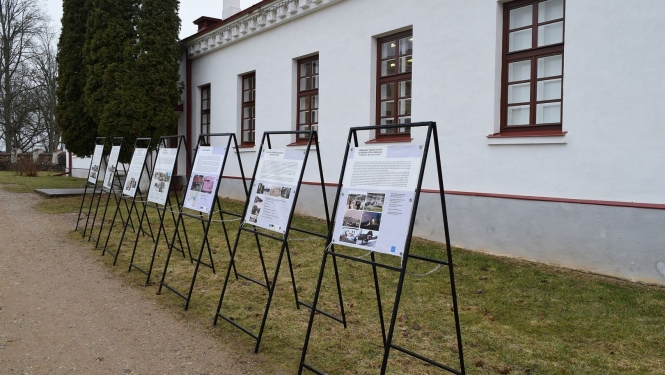 Plakāti pie Krāslavas Vēstures un mākslas muzeja