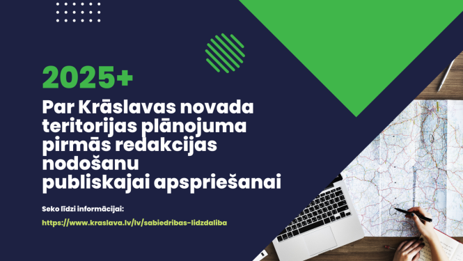 Cilvēks strādā ar datoru un karti, kas guļ uz galda. Krāslavas novada teritorijas plānojuma izstrādes publicitātes attēls.
