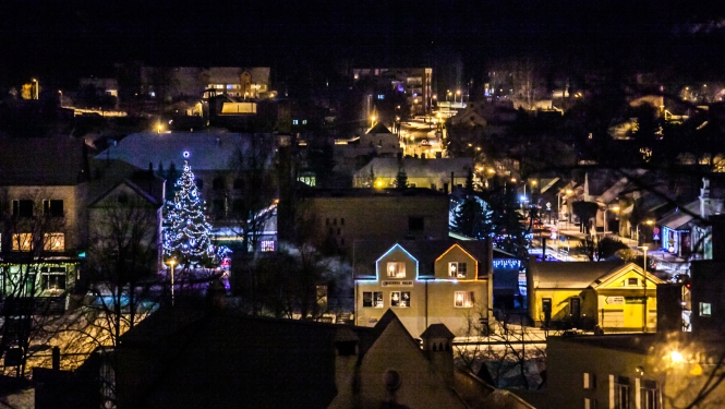 Skats uz izrotātu Krāslavas pilsētas centru no mājas jumta tumšajā diennakts laikā
