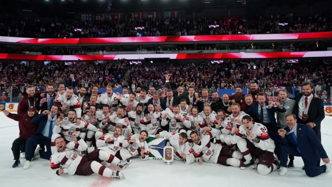 Latvijas hokeja izlase uz ledus ar iegūtām bronzas medaļām