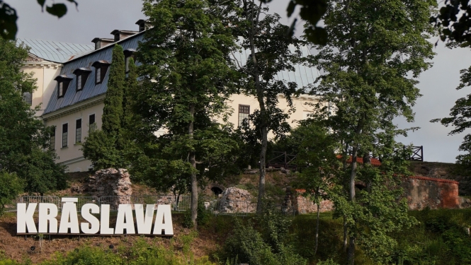 Vides instalācija - burti KRĀSLAVA - Krāslavas pils parka teritorijā