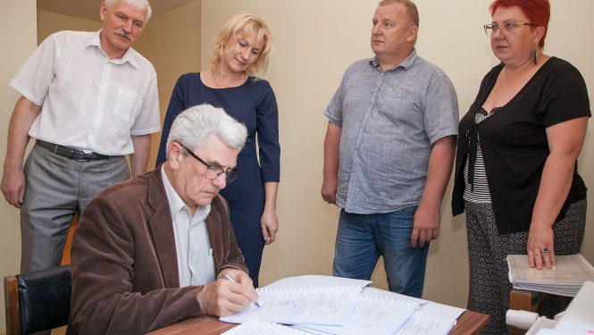 Aleksandrs Jevtušoks paraksta projekta līgumu