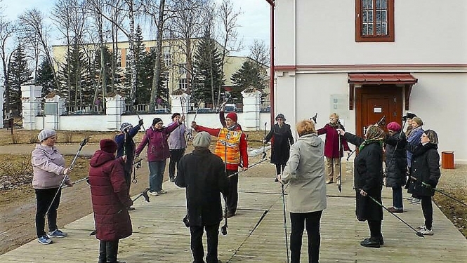 Sastājušies aplī, seniori vingro