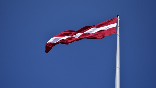 Plīvojošs latvijas karogs uz masta