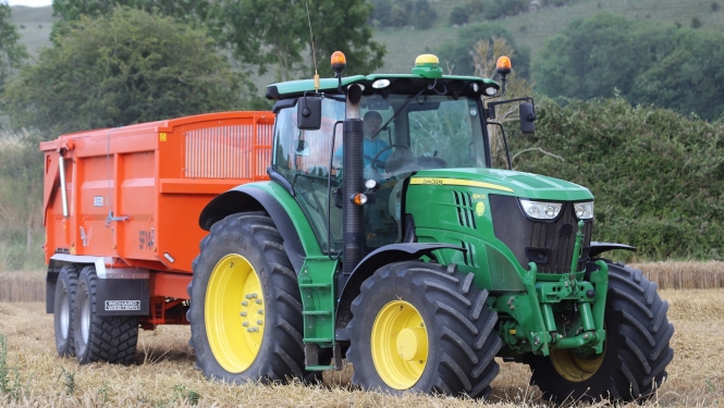 Traktors laukā