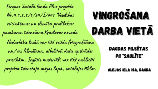 Vīrietis ar rokām pastiepjas sēžot savā darba vietā. Vingrošanas darba vietā afiša.