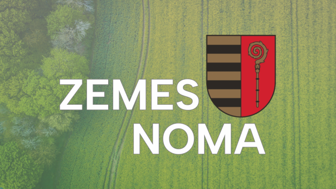 Uzraksts "ZEMES NOMA" un Krāslavas novada ģērbonis uz zemes fona, kas bildēta no putna lidojuma