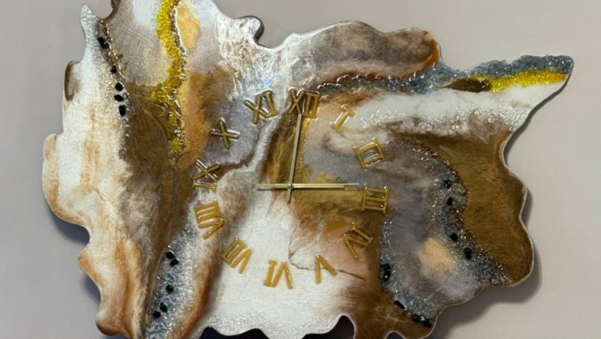 Abstrakts epoksīda sveķu sienas pulkstenis baltos un brūnos toņos ar zelta romiešu cipariem